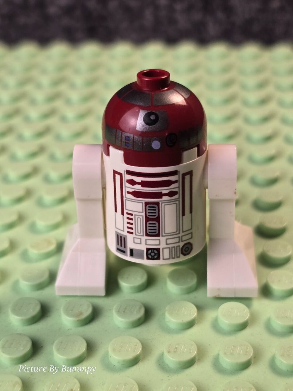 LEGO Star Wars R4-P17 Astromech Droid minifigure with a dark red dome.